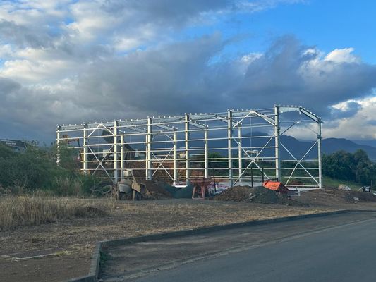 ساختمان ساختمانی فلزی گالوانیزه گرم Q355b Q235b انبار فولادی پیش ساخته